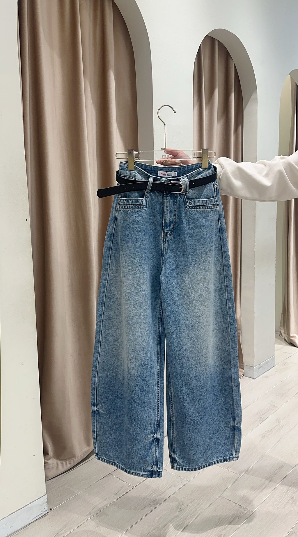 ARC BARREL JEAN WITH BELT