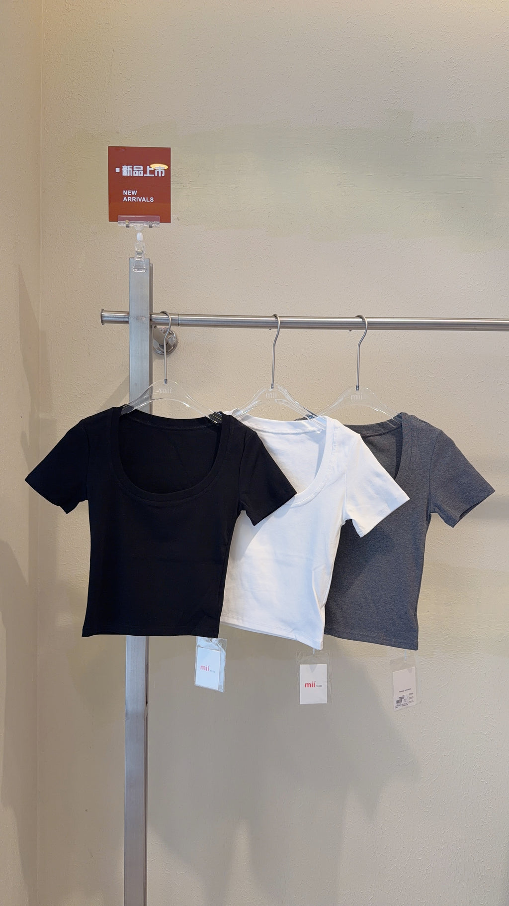 CONTOUR FIT SCOOP TEE
