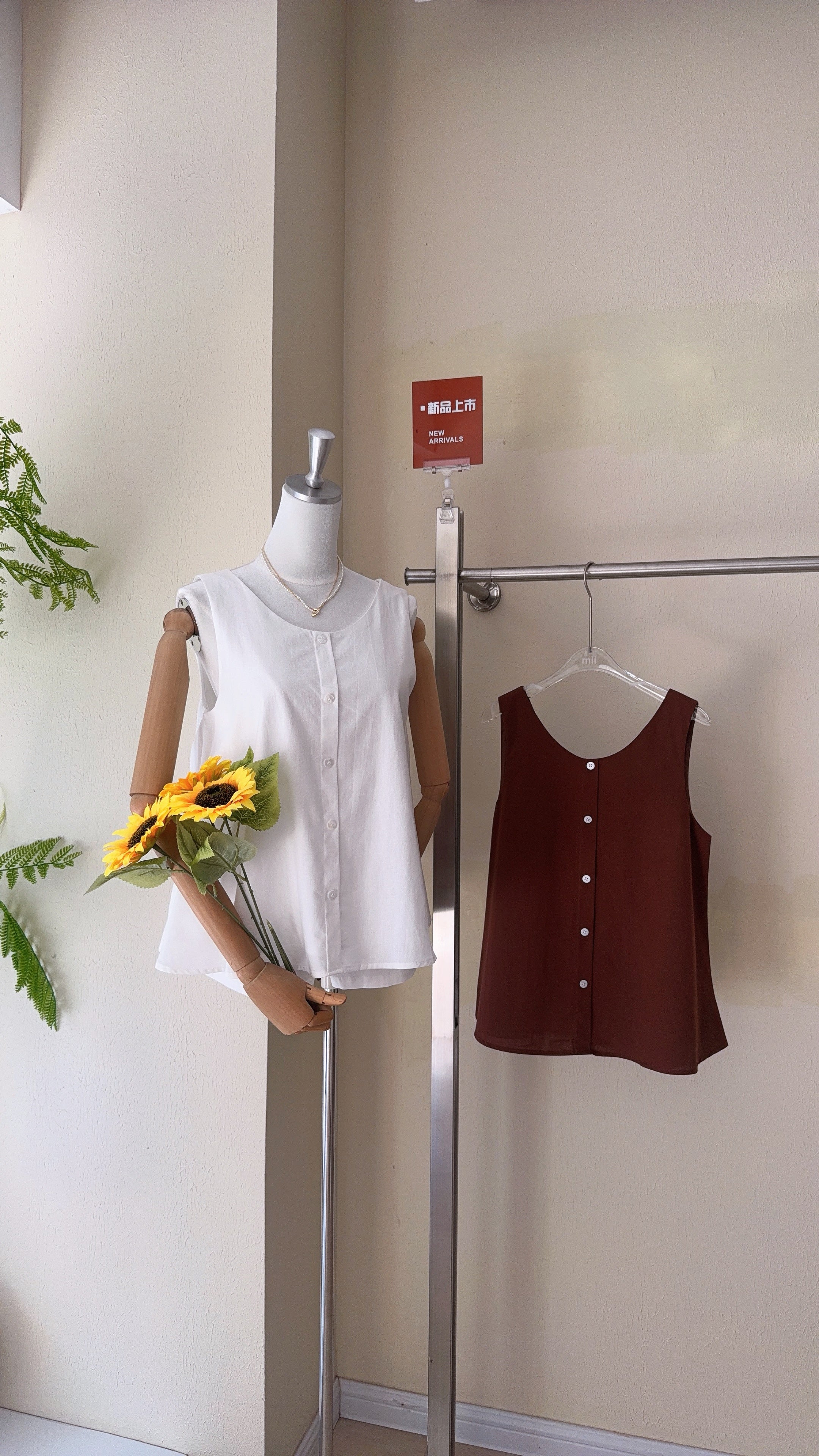 FLOWY SLEEVELESS TOP