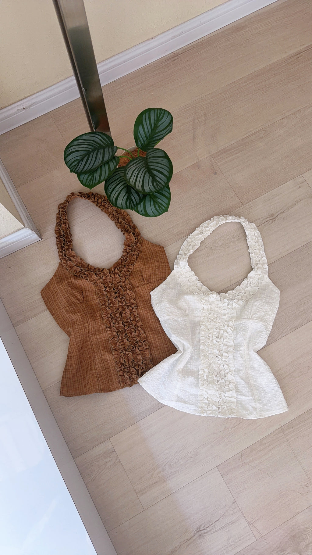CARAMEL RUFFLE TOP